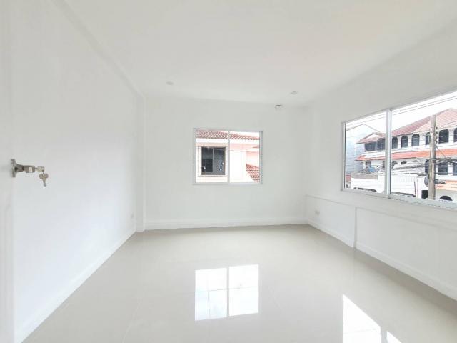 ขายด่วนโฮมออฟฟิศ 3 ชั้น ลาดปลาเค้า  ใจกลางเมือง  