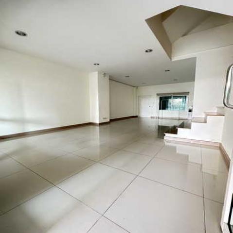 ให้เช่าทาวน์โฮม 4ชั้น บ้านสวยพร้อมอยู่ ใกล้รถไฟฟ้าสถานีสวนหลวง ร.9 ซอยศรีนครินทร์ 42 กรุงเทพฯ