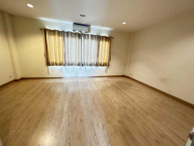ให้เช่าทาวน์โฮม 4ชั้น บ้านสวยพร้อมอยู่ ใกล้รถไฟฟ้าสถานีสวนหลวง ร.9 ซอยศรีนครินทร์ 42 กรุงเทพฯ