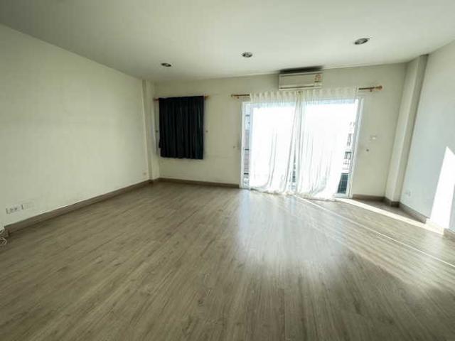 ให้เช่าทาวน์โฮม 4ชั้น บ้านสวยพร้อมอยู่ ใกล้รถไฟฟ้าสถานีสวนหลวง ร.9 ซอยศรีนครินทร์ 42 กรุงเทพฯ