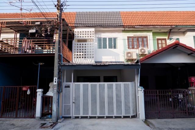 ขายทาวน์เฮ้าส์ 2 ชั้น รีโนเวทใหม่หมดจด หมู่บ้านบัวทอง 4 บ้านกล้วย-ไทรน้อย 