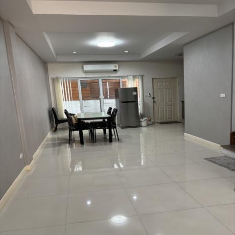 ขาย/เช่าทาวน์โฮม  3 ชั้น หมู่บ้าน Motown Brio ( โมทาวน์ บริโอ้ ) ย่านแจ้งวัฒนะ 