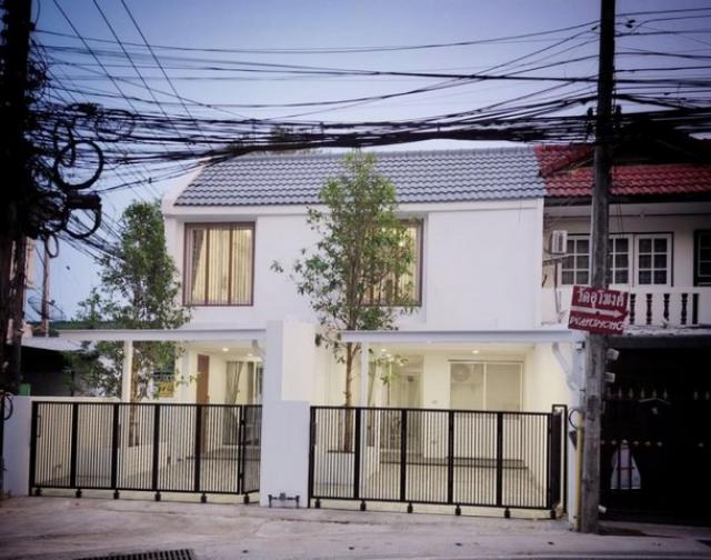 ลดราคา ทาวน์เฮาส์ 2 ชั้น  หลังม.เชียงใหม่ สุเทพ ตกแต่งสวยงาม   