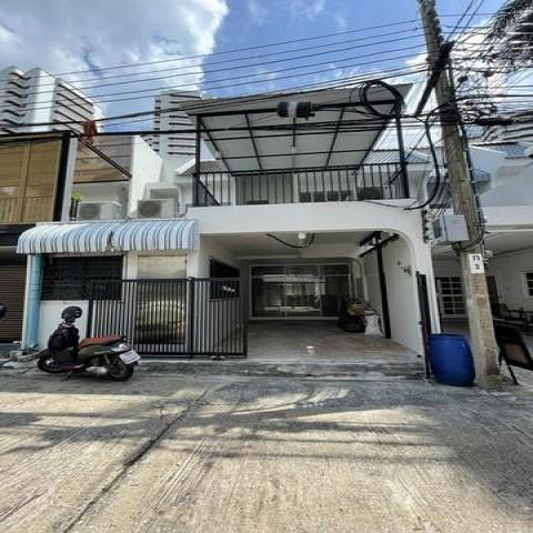 ให้เช่าทาวน์เฮ้าส์ 2 ชั้น หมู่บ้านพร้อมมิตร วิลล่า ซ.สุขุมวิท 49/1 พื้นที่ใช้สอย 112 ตรม. 3​ ห้องนอน3​ ห้องน้ำ เหมาะอยู่อาศัย ใกล้BTS