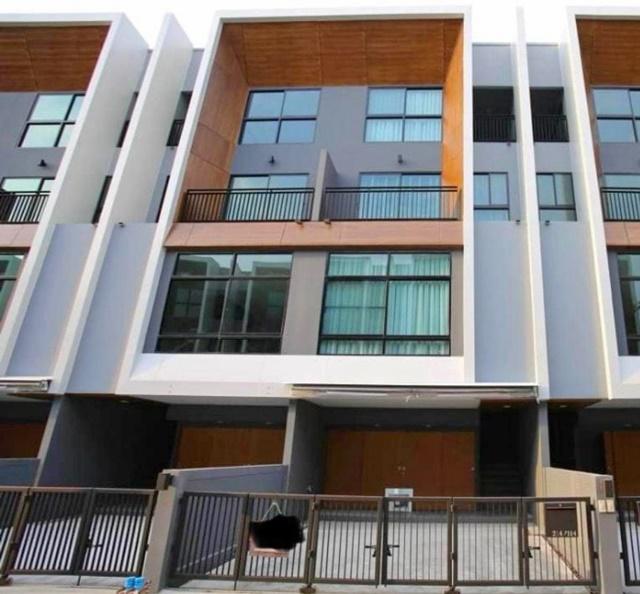 โฮมทาวน์ 3 ชั้นครึ่ง 320ตร.ม.พัฒนาการ16-22 ARL รามคำแหง เดอะไนน์ พระราม 9 1.9 กม. 23 ตร.วา.3นอน 4 น้ำ 5 แอร์  ซ.พัฒนาการ18-22  อาร์เดน