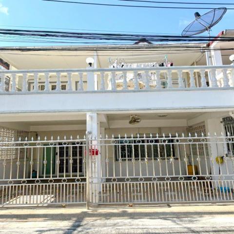 เซ็นทรัล บางนา 1.6 กม.อุดมสุข47-53 MRTศรีอุดม0.6 กม.ใหญ่มาก ให้เช่าทาวน์เฮาส์ 2 ชั้น 4 นอน 2 น้ำ 150ตร.ม.28 ตร.วา.เฟอร์จัดเต็ม 