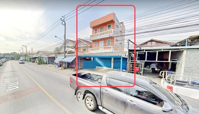 ติดถนนใหญ่ ตรงปก ตลาดพระเงิน ลานจอดรถ วัดศรีประวัติ ให้เช่า โชว์รูม อาคารพาณิชย์ 3 ชั้น 2นอน 3น้ำ หลังคาหน้าอาคาร 27 ตรว. 2นอน 3น้ำ 