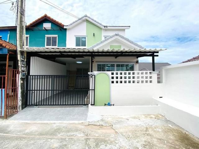 ขายบ้านทาวน์เฮ้าส์2 ชั้น รีโนเวทใหม่ หมู่บ้านอีสเทิร์นแลนด์ 2  หลังมุม ใกล้วัดชากค้อ-ศรีราชา