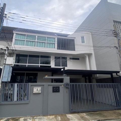 ขายทาวน์โฮม 3 ชั้น หมู่บ้านจันทรานิเวศน์ ซอยจันทน์ 16 ทำเลดีมาก ใกล้สาทร