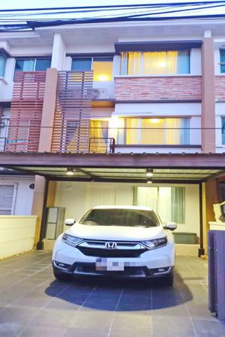 ติดถนนเมน ถนนกว้าง 23ตร.วา.MRT ศรีกรีฑา1.5กม. ทาวน์เฮาส์ 3 ชั้น  280ตร.ม.3นอน 3น้ำ เฟอร์ครบ 5แอร์ 