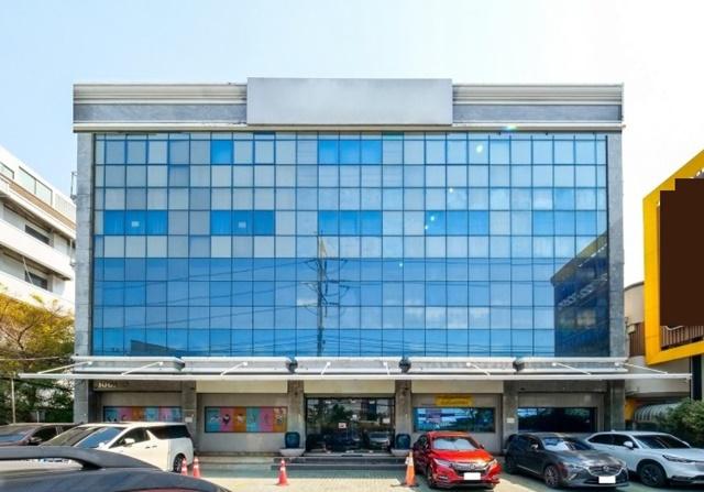 พาราไดซ์ พาร์ค MRTศรีนครินทร์ 38  สวนหลวง ร.9  อาคาร 4 ชั้น 5 คูหา  คลินิก  1,840 ตร.ม. 195 ตร.วา.  รร.นานาชาติเซนต์มาร์คออสเตรเลีย 280 ม.