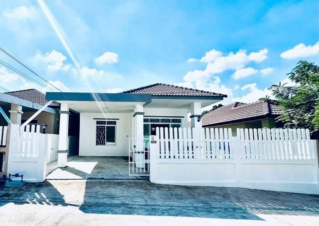 ขายบ้านเดี่ยวชั้นเดียว ขนาด 55.5 ตรว 2นอน มบ.พรนรินทร์ 2 พร้อมเข้าอยู่ มีพื้นที่เยอะ ห่างจากถนนใหญ่ 900 เมตร ฝั่งสวนเสือ ศรีราชา ชลบุรี