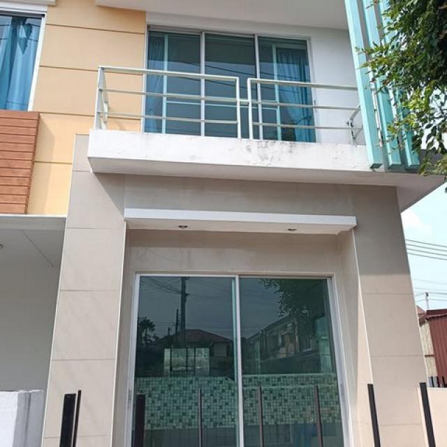 HR2227ขายทาวน์โฮม 2 ชั้น โครงการวิสต้าอเวนิว วัชรพล ใกล้จุดขึ้นลงทางด่วน เดินทางสะดวก