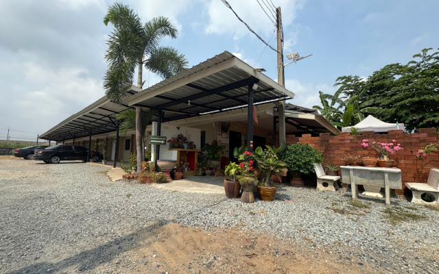 ขาย รีสอร์ท 12 ห้อง, ห้องแถว 15 ห้อง, บ้านเดี่ยว 2 ชั้นพร้อมที่ดิน ขนาด 2 ไร่ 310 ตร.ว. ถ.สุวินทวงศ์ ต.วังตะเคียน อ.เมืองฉะเชิงเทรา