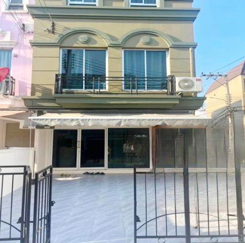 โรบินสัน ศรีนครินทร์ MRTศรีนครินทร์38 700ม. บ้านทาวน์โฮม 3 ชั้น หัวมุม 21ตร.วา.250ตร.ม.ม.ดุสิตธานี 1.2กม.3นอน 2น้ำ พาราไดซ์ พาร์ค 1.9กม.