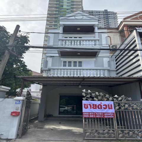 ขายทาวน์โฮม 3 ชั้น ซอยรัตนาธิเบศร์ 9 จ.นนทบุรี ใกล้รถไฟฟ้าสายสีม่วง-ชมพู ทำเลทอง เดินเพียง 70 เมตรจากถนนใหญ่