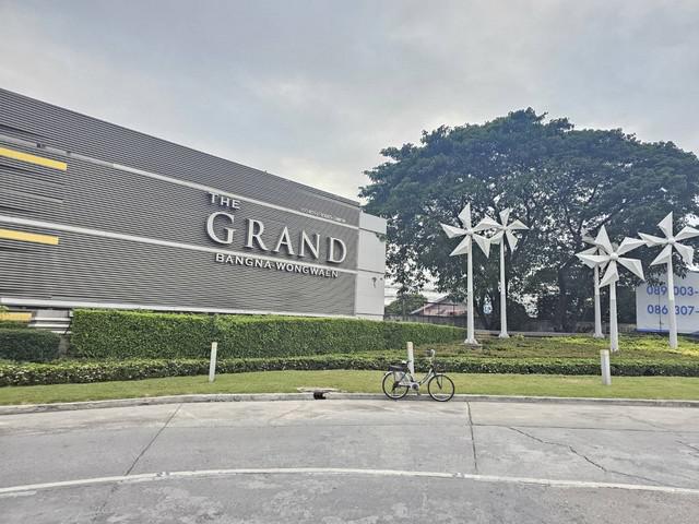 ขายบ้าน The Grand อยู่ใกล้เมกาบางนา เป็นบ้านใหม่ไม่เคยเข้าอยู่ หน้าบ้านวิวสวนร่มรื่น