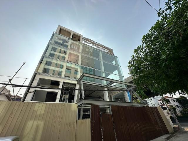 P549 ขายอาคาร สำนักงาน สร้างใหม่ พระราม9 พัฒนาการ สวนหลวง  มีลิฟท์โดยสาร และลิฟท์จอดรถ ติดถนน2ด้าน ใกล้ห้างเดอะไนน์พระราม9 