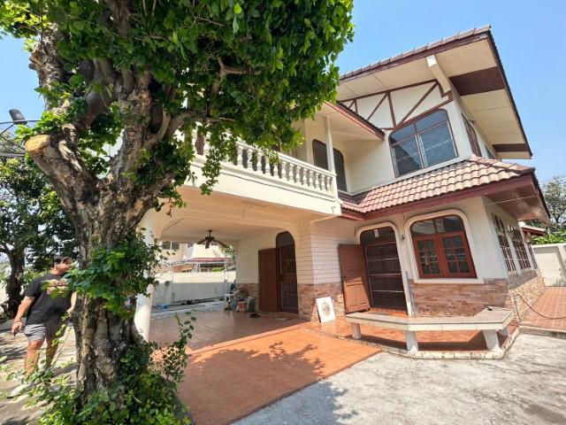 ให้เช่าบ้านเดี่ยว2ชั้น90ตร.วมีสนามหญ้า300ตร.ม3นอน1ทำงาน1แม่บ้าน1ห้องเก็บของ แอร์ 4 เครื่อง เฟอน์บางส่วน เช่า 30,000 บาท/เดือน ซอยปุณณวิถี47