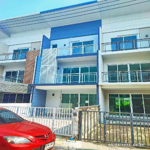 ให้เช่าทาวน์โฮม 3ชั้น  MRT รามอินทรา 40 1.4 กม. โรงเบียร์เยอรมันตะวันแดง เลียบด่วนเอกมัย 22ตร.วา. 242ตร.ม. 3นอน 3แอร์ โลตัส วัชรพล 600 ม.