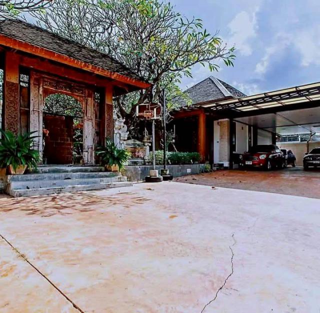 ขายบ้านหรู สไตล์บาหลี เกษตรนวมินทร์ แบ่งเป็นบ้าน 4 หลัง ในพื้นที่เดียวกันมีสระว่ายน้ำ ราคาดีทำเลดีติดต่อผึ้งรติ โทร 061-9419-639 