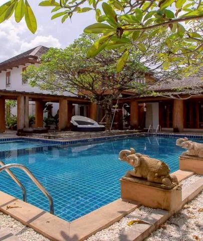 ขายบ้านหรู สไตล์บาหลี เกษตรนวมินทร์ แบ่งเป็นบ้าน 4 หลัง ในพื้นที่เดียวกันมีสระว่ายน้ำ ราคาดีทำเลดีติดต่อผึ้งรติ โทร 061-9419-639 