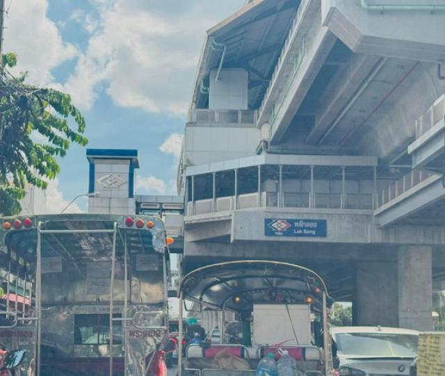 ขายที่ดินพร้อมสิ่งปลูกสร้าง ห่าง mrt หลักสอง 200 เมตร มีโฉนด 8 ใบรวมเนื้อที่ 407 ตารางวา