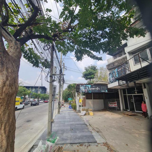 ขายหรือให้เช่าอาคารพาณิชย์ 4 ชั้น ติดถนนสุคนธสวัสดิ์ ราคาดีทำเลดีติดต่อผึ้งรติ โทร 061-941-9639