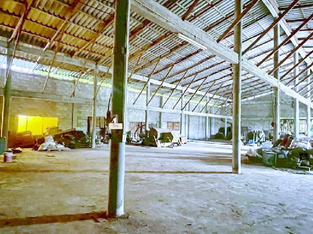 แม็คโคร ราชบุรี 1 กม.  สถานีรถไฟราชบุรี 5.2 กม. โกดัง 902 ตร.ม.250 ตร.วา.1 นอน 1 น้ำเหมาะสำหรับคลังสินค้า  ศาลเจ้าพ่อหลักเมืองราชบุรี