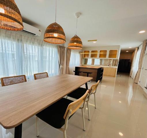 ย่านเมกาบางนา 1.3 กม. คฤหาสน์ บ้านใหม่ หรู 2 ชั้น 214 ตร.ม. วิวสวน รร.นานาชาติคอนคอร์เดียน 600 ม.4 น้ำ  สูง โปร่ง พร้อมเฟอร์ เครื่องใช้ไฟฟ้า