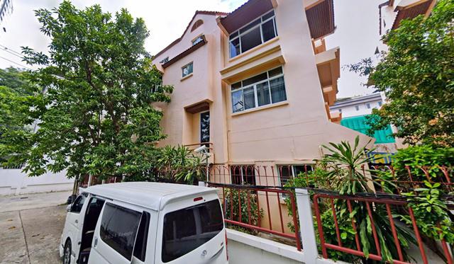 ย่านคนญี่ปุ่น BTSพร้อมพงษ์ 900ม. คฤหาสน์แนวตั้งสุดหรู 4 ชั้น ใหม่ หรูหรา ในเมือง 5นอนMRTสุขุมวิท 900ม. 400 ตร.ม. 33 ตร.วา.5น้ำ 