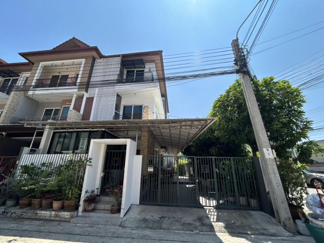 ขายบ้านทาวน์เฮาส์ 3 ชั้น หมู่บ้านสุขนิเวศน์ 6  เขตทุ่งครุ จังหวัดกรุงเทพมหานคร
