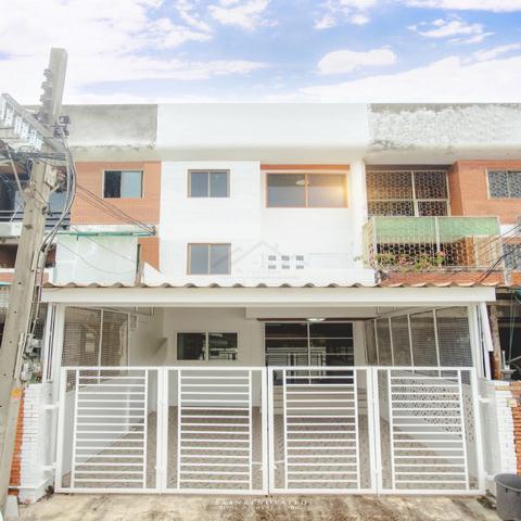 ขายทาวน์เฮ้าส์ 3 ชั้น 24 ตรว. 5 ห้องนอน ทำเลน่าอยู่ ซอยอินทามระ 35 รีโนเวททั้งหลัง 