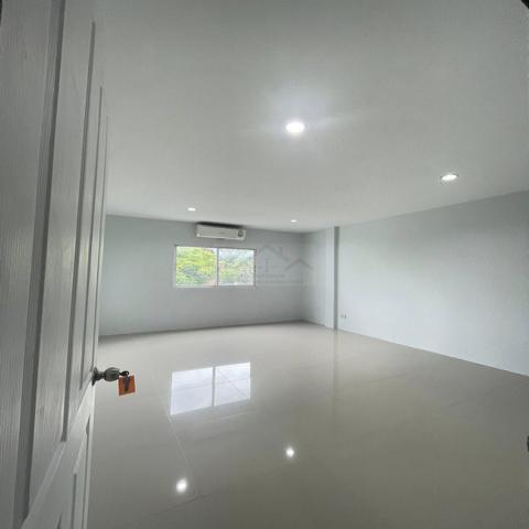 ขายทาวน์โฮม 3 ชั้น 22 ตารางวา 4 ห้องนอน ซอยนวลจันทร์ 31 ใกล้ Central EastVille 