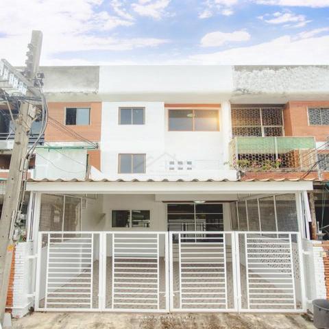 ขายทาวน์เฮ้าส์ 3 ชั้น 24 ตรว. 5 ห้องนอน ซอยอินทามระ 35 ใกล้ MRT สุทธิสาร ( รีโนเวททั้งหลัง )