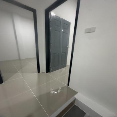 ขายบ้านใหม่ทาวน์โฮม สไตร์โมเดิร์น  2 ชั้น บนที่ดินส่วนตัวไม่มีค่าส่วนกลาง ซอยสนเพชร ตรงข้ามกับปั้มปตท ใกล้ห้างเซ็นทรัลเวสต์เกต 2 กม. เจ้าของขายเองรับผ่อนตรง