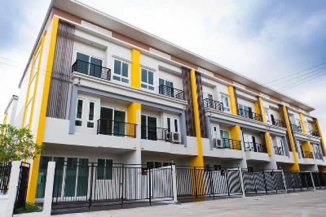 APLลาดกระบัง 4.3กมลาดกระบัง 1กม. สนามบินสุวรรณภูมิ1กม.ทาวน์โฮม 3ชั้น 25ตร.วา. 285ตร.ม. จัดเต็มเฟอร์ 4นอน  รพ.จุฬารัตน์ 8 400ม.  