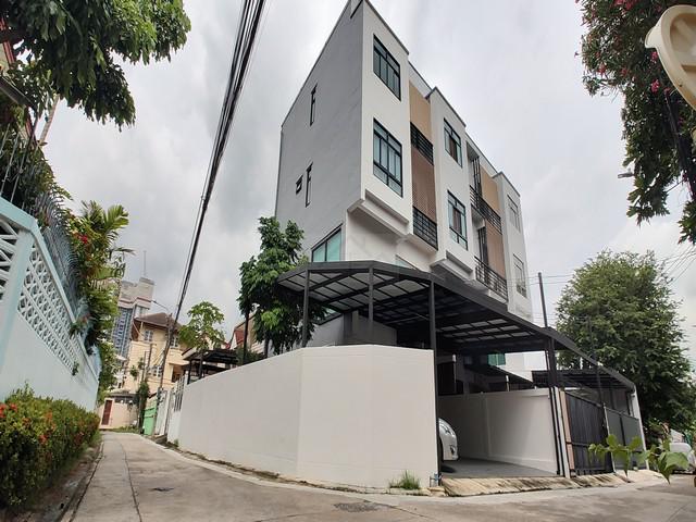 ขายทาวน์โฮม 3.5 ชั้น ขนาดใหญ่ หลังมุม 44 ตรว. ลาดพร้าว 25 หน้าบ้านกว้าง 12 เมตร ใกล้แยกรัชดาลาดพร้าว ใกล้ MRT ลาดพร้าว 