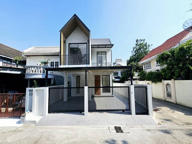 ขายบ้านเดี่ยว 2 ชั้นหลังมุม 42 ตรว. 3 ห้องนอน รีโนเวทใหม่ ถนนสุขุมวิท 60/1 ใกล้ BTS บางจาก 700 เมตร 