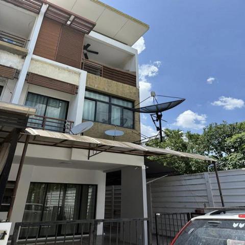 ให้เช่าทาวน์โฮม 3 ชั้น 25 ตรว. หมู่บ้านซิกเนเจอร์ วัชรพล หลังริม ใกล้ตลาดถนอมมิตร
