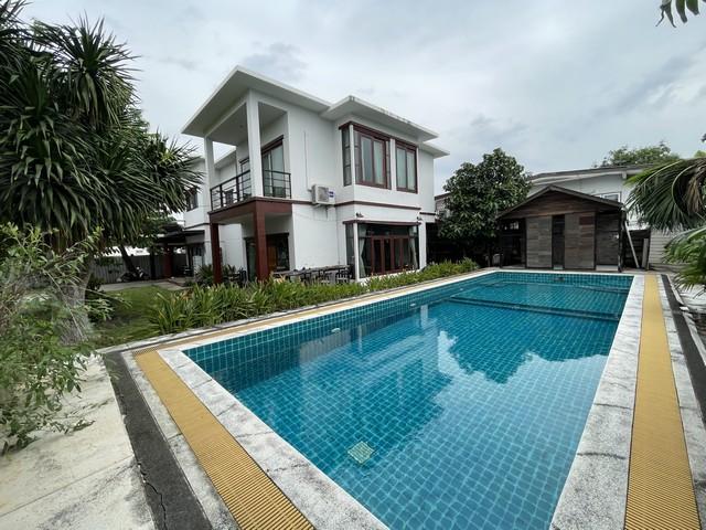ให้เช่าบ้านเดี่ยว 2 ชั้น 200 ตรว. 7 ห้องนอน พร้อมสระว่ายน้ำ นาคนิวาส 37 ใกล้เซ็นทรัล อีสต์วิลล์ สตรีวิทยา2 ตกแต่งสไตล์ไม้วินเทจเป็นธรรมชาติ
