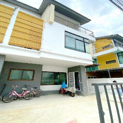  คฤหาสน์หรู แนวตั้งเฟอร์ครบ 3 ชั้น ตลาดสดท่าอิฐ 1.5 กม. MRT บางรักใหญ่ 600 ม.ให้เช่าพร้อมเฟอร์ 5แอร์ 37 ตร.วา. นานาชาติดีบีเอส 3.7 กม. 