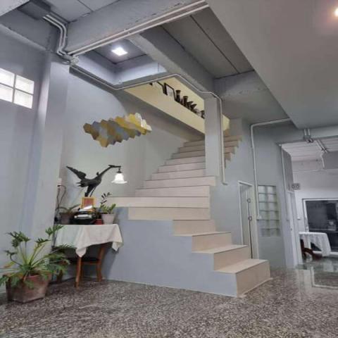  ขายพร้อมผู้เช่าเกรดA+ อยู่มา3ปีจ่ายดีไม่มีสะดุด 30,000/เดือน ทาวน์โฮมรีโนเวทใหม่ 4 ชั้น รวมดาดฟ้า 3 ห้องนอน 4 ห้องน้ำ 