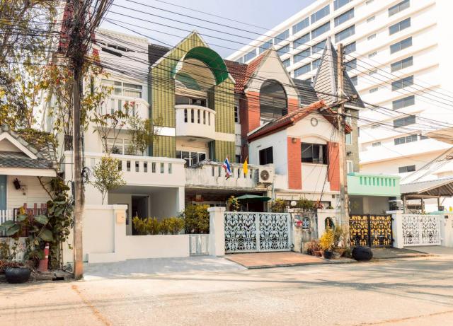 ขายทาวน์เฮ้าส์ 3 ชั้น ใจกลางเมืองเชียงใหม่  ทำเลทอง ใกล้ถนนท่าแพ – คูเมือง – ไนท์บาซาร์ – ถนนวัวลาย