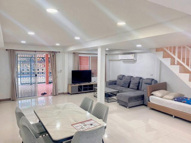 บ้านให้เช่า2ชั้นห้วยขวาง  รีโนเวทใหม่ 3ห้อง2ห้องน้ำสุทธิสารประชาราษฎร์บำเพ็ญรัชดา18 