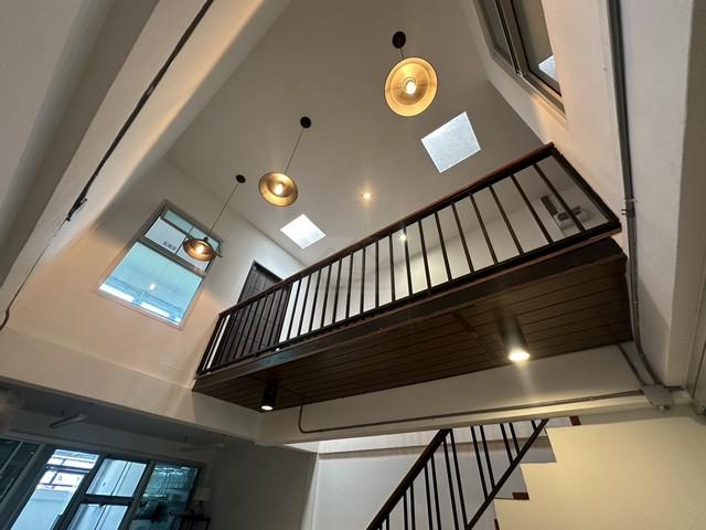 ขายทาวน์เฮ้าส์ 2 ชั้น สไตล์ Loft ลาดพร้าว โชคชัย 4 ซอย 55 ถนนเมน รีโนเวทใหม่พร้อม double volume กลางบ้าน