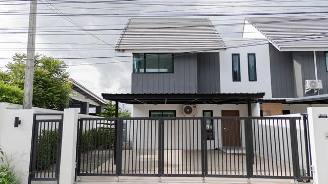 ขายบ้านใหม่ 3นอน3น้ำ 40ตรว. 2.29ลบ. ฟรีโอน ถูกกว่าประเมิน เฟอร์ของแถม ใกล้ ถ.ต้นยาง บ้านปากกอง ต.สารภี อ.สารภี เชียงใหม่