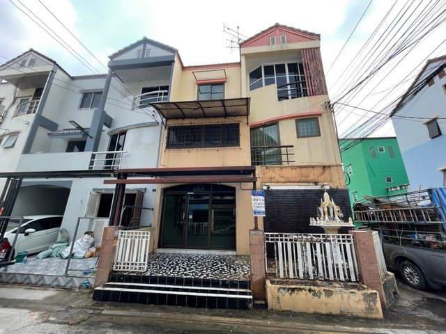 ขาย ทาวน์เฮาส์สามชั้น หมู๋บ้านธันยกานต์ รามอินทรา40 แยก31 ใกล้ MRT