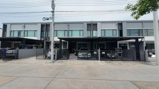ใกล้รถไฟฟ้าสายสีชมพู พร้อมทางด่วนฉลองรัช พลีโน่ รามอินทรา จตุโชติ ทาวน์เฮาส์ 3 นอน 2 น้ำ หน้ากว้าง 5.2 เมตร  สามารถจอดรถได้ 2 คัน