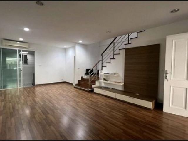 ขายด่วนทาวน์โฮมโครงการ Private Ville หัวหมาก ราคาร้อน!!! เหมาะสำหรับปล่อยเช่าทำออฟฟิศหรืออยู่อาศัยเอง เข้าออกง่ายใจกลางเส้นทางการเดินทาง 